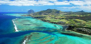 Kitesurfing in South-West of Mauritius (Bel Ombre)