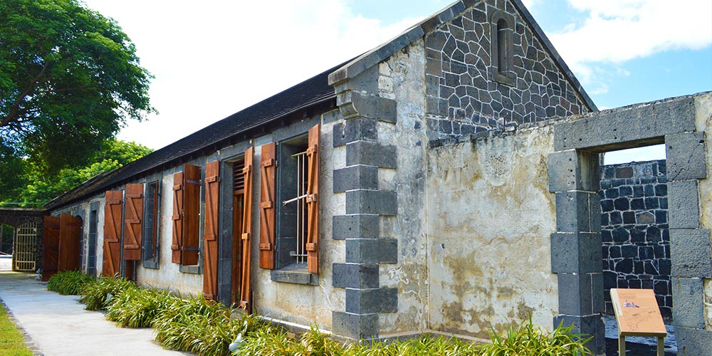 https://mauritiusattractions.com/content/images/gallery/1312/aapravasi-ghat-visit-tour%20%282%29.jpg?utm_source=chatgpt.com
